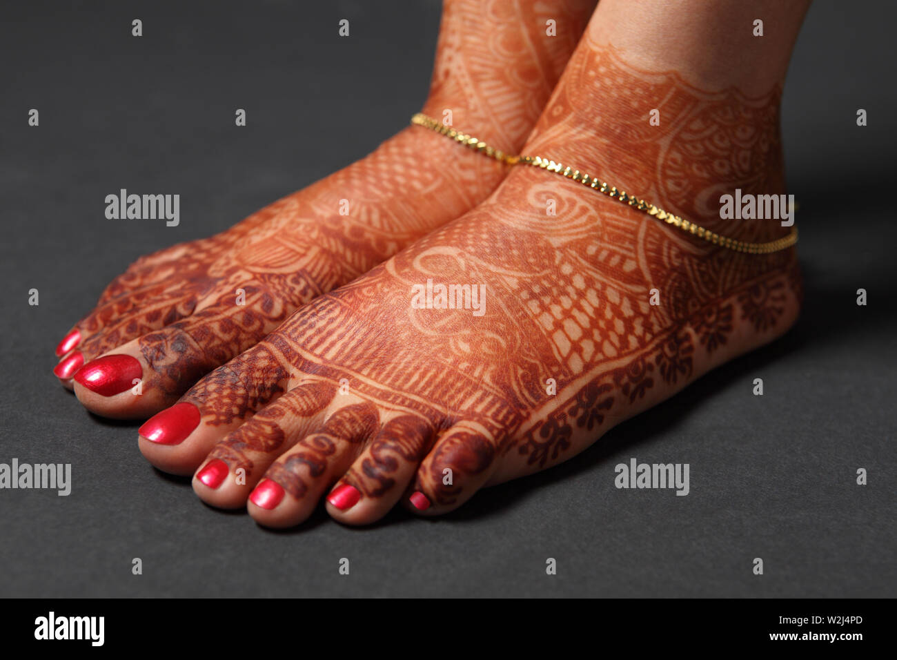 In prossimità di una donna piedi decorate con mehendi Foto Stock