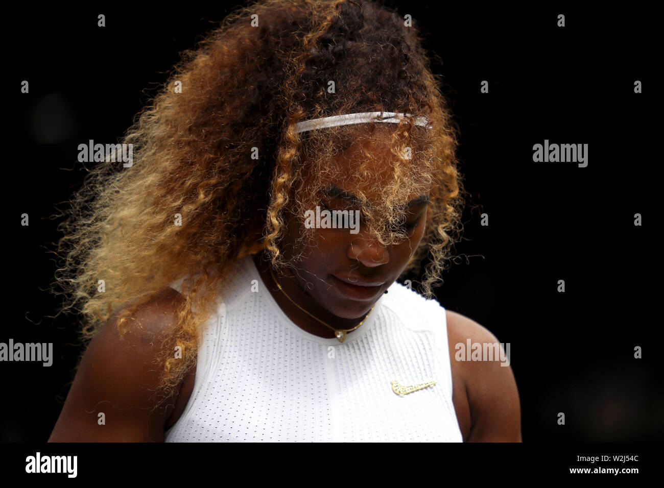 Il torneo di Wimbledon, Regno Unito. 9 Luglio, 2019. Serena Williams' capelli risponde ad una folata di vento poco prima della sua quarterfinal match contro il connazionale americano Alison Riske a Wimbledon oggi, Credito: Adam Stoltman/Alamy Live News Foto Stock