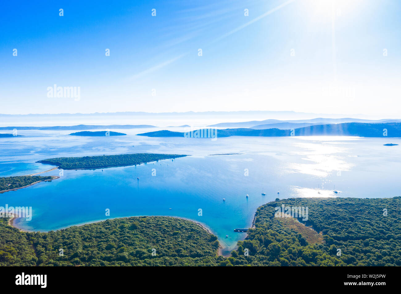 Bellissimo paesaggio marino su Adriatico in Croazia, Dugi otok arcipelago, yacht ancorati in insenature blu Foto Stock