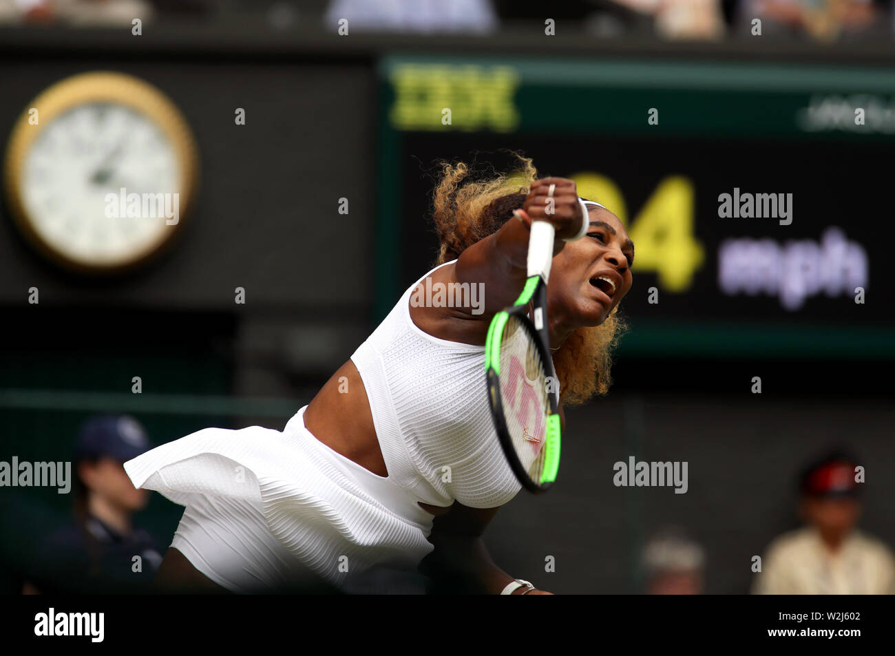 Il torneo di Wimbledon, Regno Unito. 9 Luglio, 2019. Serena Williams in azione durante il suo quarterfinal match contro il connazionale americano Alison Riske a Wimbledon oggi, Credito: Adam Stoltman/Alamy Live News Foto Stock