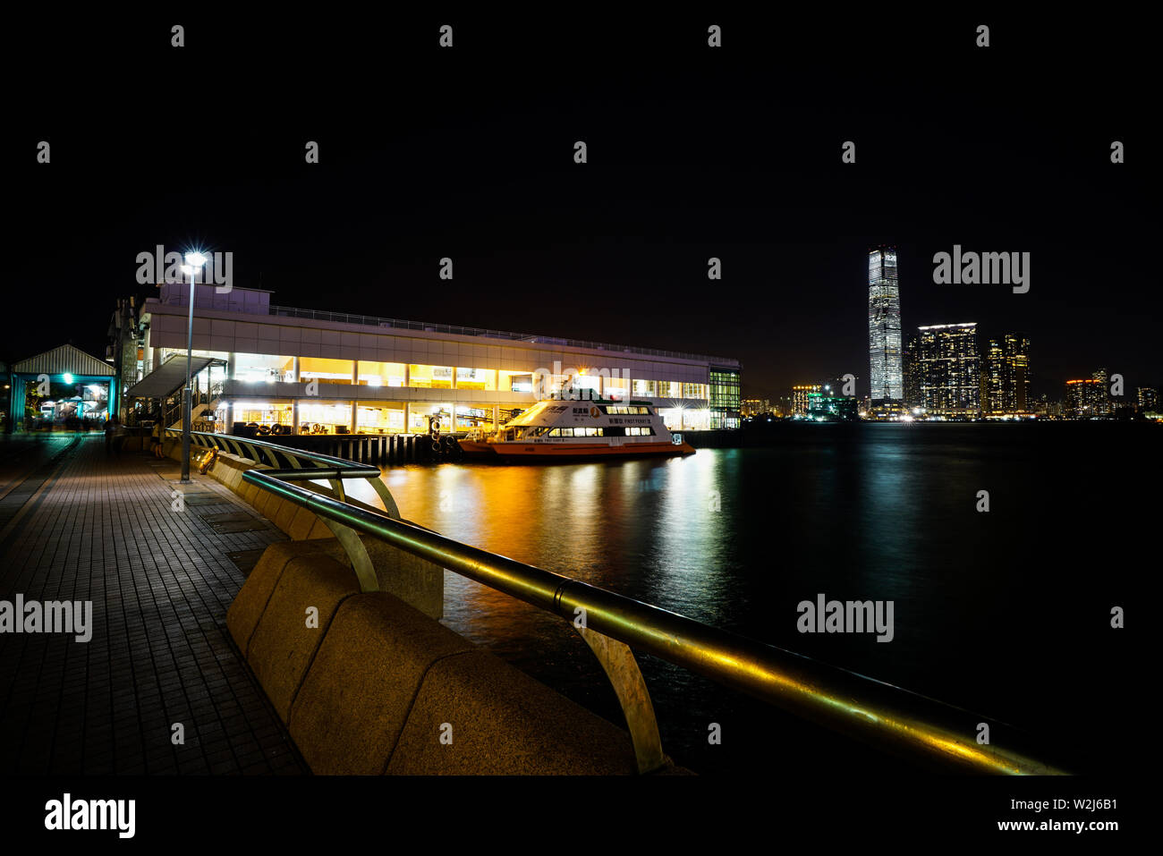 Central, Hong Kong - 12 Marzo 2018: Central Pier, Central Hong Kong durante la sera. Il molo fornisce il servizio di traghetto dall'isola di Hong Kong a Kowloon Foto Stock