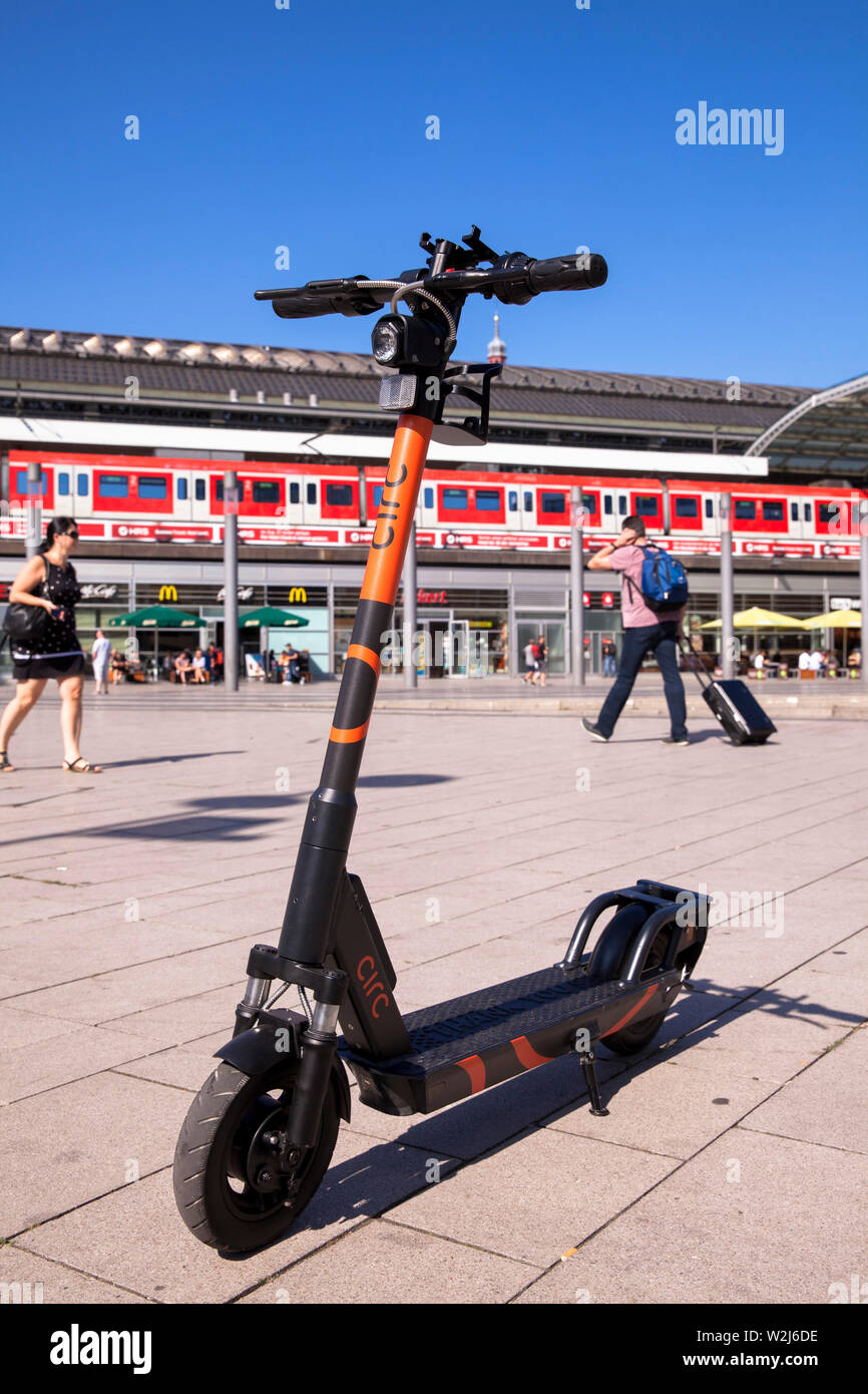 Circ scooter elettrici per biciclette presso la stazione ferroviaria principale di Colonia, Germania. Circ Elektroscooter zum mieten am Hauptbahnhof, Koeln, Deutschland. Foto Stock