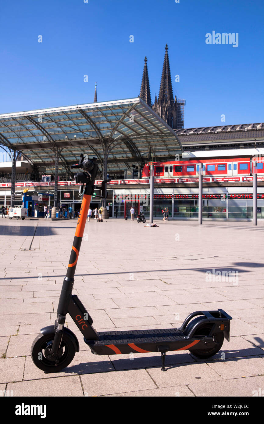 Circ scooter elettrici per biciclette presso la stazione ferroviaria principale, la cattedrale di Colonia, Germania. Circ Elektroscooter zum mieten am Hauptbahnhof, Der Dom, koel Foto Stock