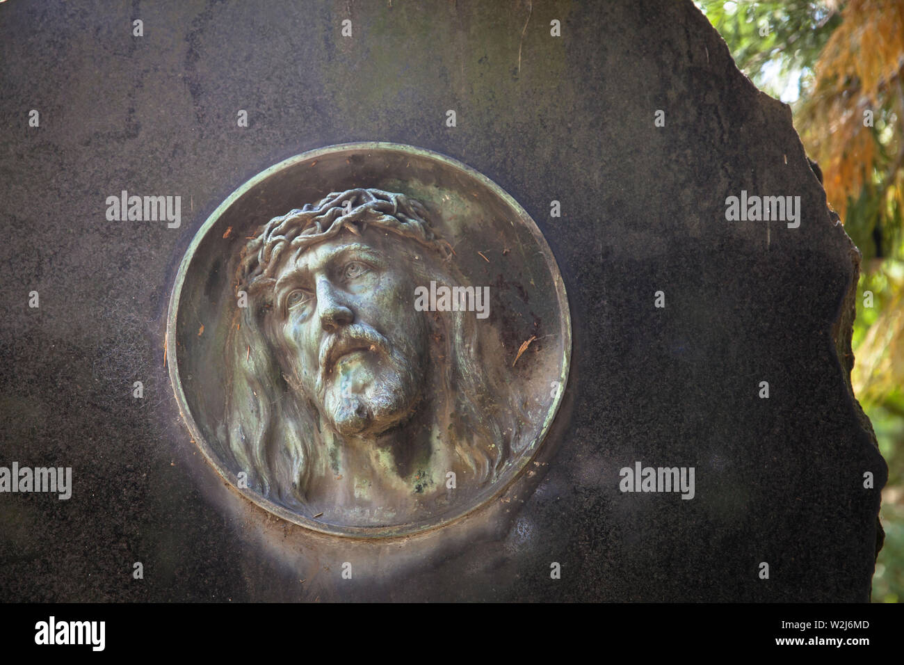 Gesù con la corona di spine su una lapide presso il cimitero Melaten a Colonia, Germania. Gesù mit der Dornenkrone auf einem Grabstein auf dem Melat Foto Stock