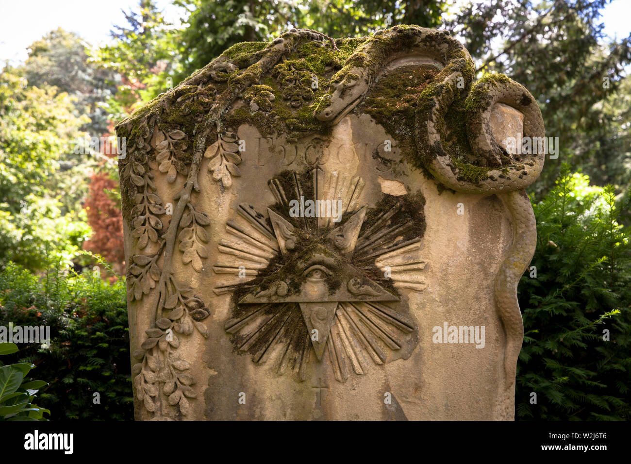Germania, Colonia, lapide presso il cimitero Melaten. Deutschland, Koeln, Grabstein auf dem Melatenfriedhof. Foto Stock