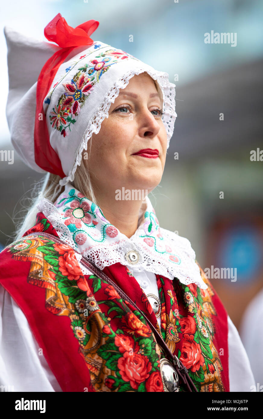 Tallinn, Estonia, 6 luglio, 2019: persone in abiti tradizionali nelle strade di Tallinn Foto Stock