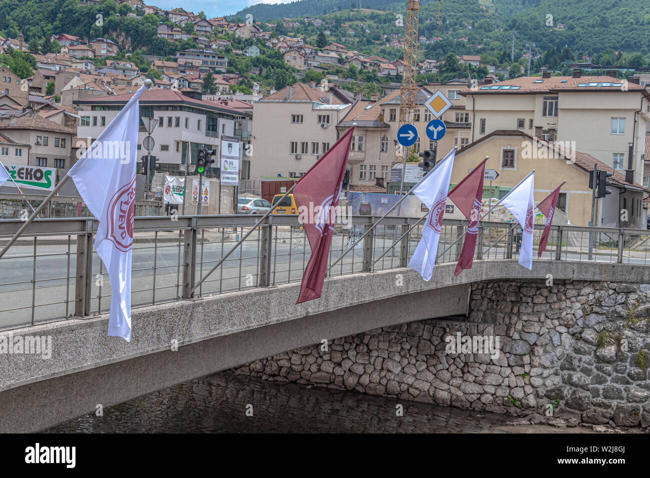 FK Saraje bandiere sul ponte Vijecnica per tonght UFEA Champions League agints Celtic F.C. Foto Stock