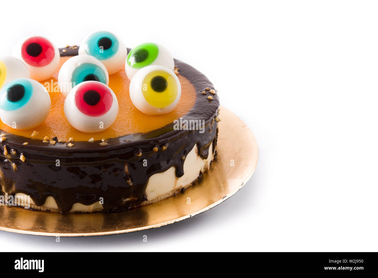 Torta di Halloween con la caramella occhi decorazione isolati su sfondo bianco. Copyspace Foto Stock