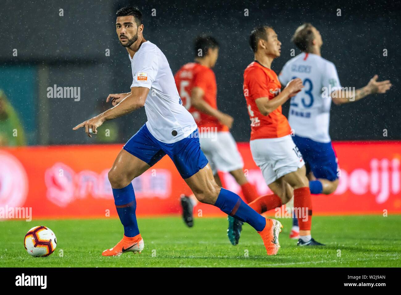 Il calcio italiano player Graziano Pelle dello Shandong Luneng Taishan dribbling contro Pechino Renhe nel loro sedicesimo round corrispondere durante il 2019 Chinese Football Association Super League (CSL) a Pechino, in Cina, il 7 luglio 2019. Shandong Luneng Taishan sconfitto Pechino Renhe 2-0. Foto Stock Il calcio italiano player Graziano Pelle dello Shandong Luneng Taishan dribbling contro Pechino Renhe nel loro sedicesimo round corrispondere durante il 2019 Chinese Football Association Super League (CSL) a Pechino, in Cina, il 7 luglio 2019. Shandong Luneng Taishan sconfitto Pechino Renhe 2-0. Foto Stock