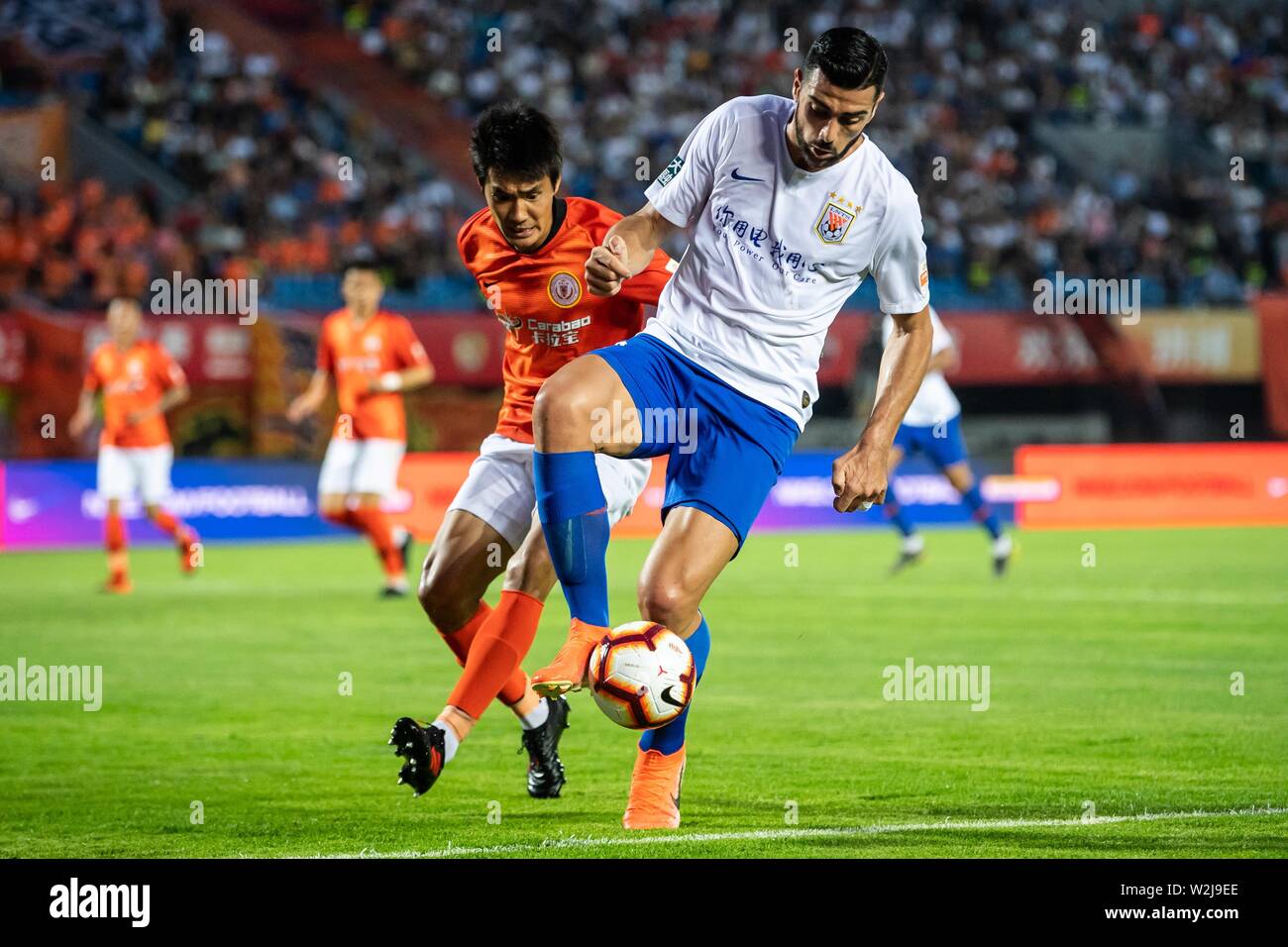 Il calcio italiano player Graziano Pelle, destra dello Shandong Luneng Taishan passa la palla contro un giocatore di Pechino Renhe nel loro sedicesimo round corrispondere durante il 2019 Chinese Football Association Super League (CSL) a Pechino, in Cina, il 7 luglio 2019. Shandong Luneng Taishan sconfitto Pechino Renhe 2-0. Foto Stock Il calcio italiano player Graziano Pelle, destra dello Shandong Luneng Taishan passa la palla contro un giocatore di Pechino Renhe nel loro sedicesimo round corrispondere durante il 2019 Chinese Football Association Super League (CSL) a Pechino, in Cina, il 7 luglio 2019. Shandong Luneng Taishan sconfitto Pechino Renhe 2-0. Foto Stock