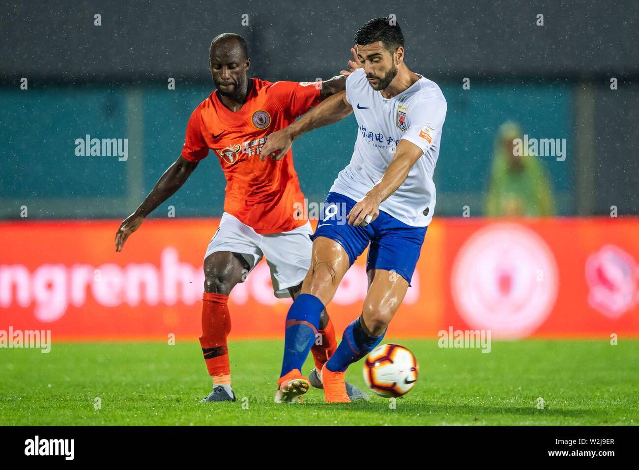Il calcio italiano player Graziano Pelle, destra dello Shandong Luneng Taishan passa la palla contro il calcio inglese player Sone Aluko di Pechino Renhe nel loro sedicesimo round corrispondere durante il 2019 Chinese Football Association Super League (CSL) a Pechino, in Cina, il 7 luglio 2019. Shandong Luneng Taishan sconfitto Pechino Renhe 2-0. Foto Stock Il calcio italiano player Graziano Pelle, destra dello Shandong Luneng Taishan passa la palla contro il calcio inglese player Sone Aluko di Pechino Renhe nel loro sedicesimo round corrispondere durante il 2019 Chinese Football Association Super League (CSL) a Pechino, in Cina, il 7 luglio 2019. Shandong Luneng Taishan sconfitto Pechino Renhe 2-0. Foto Stock
