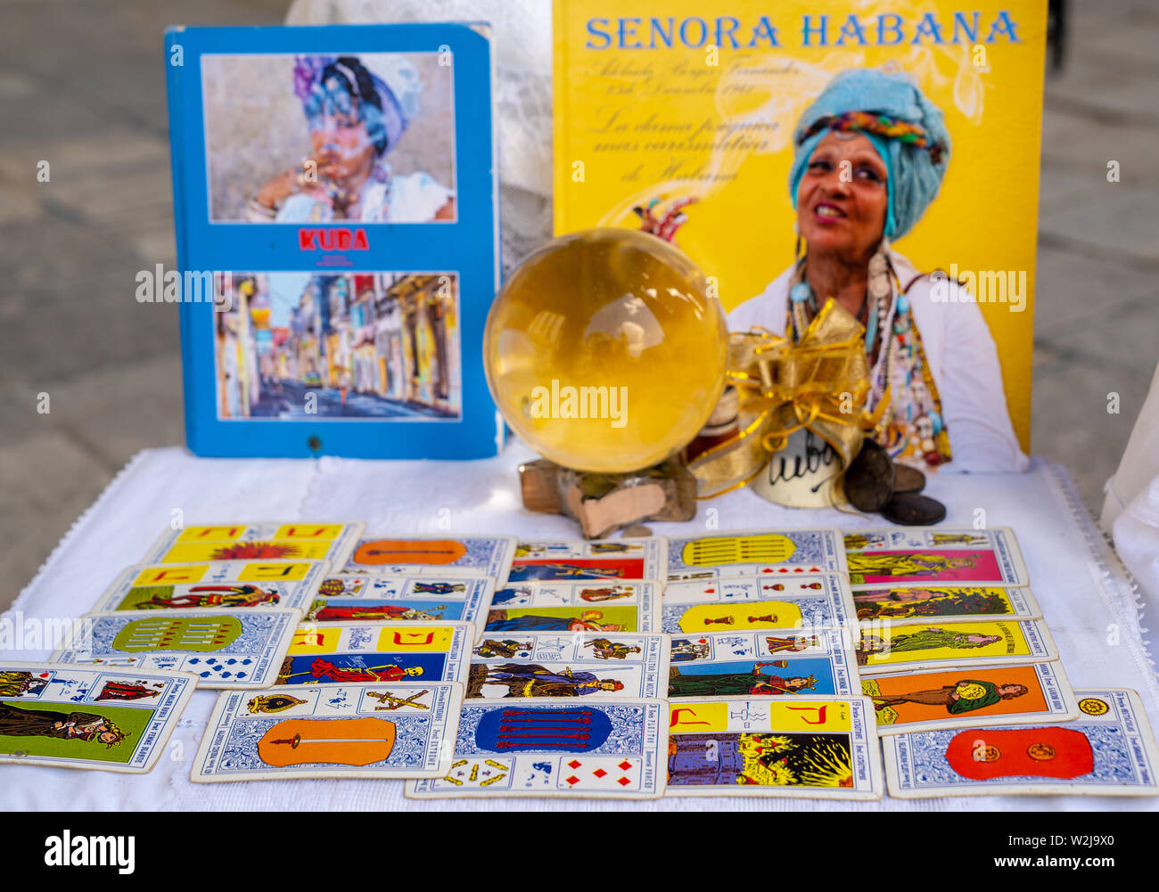 Plaza de la Catedral, Havana, Cuba - Gennaio 2, 2019: la sacerdotessa afro-cubane o Santera La Señora Habana la mostra delle sue carte dei tarocchi. Foto Stock