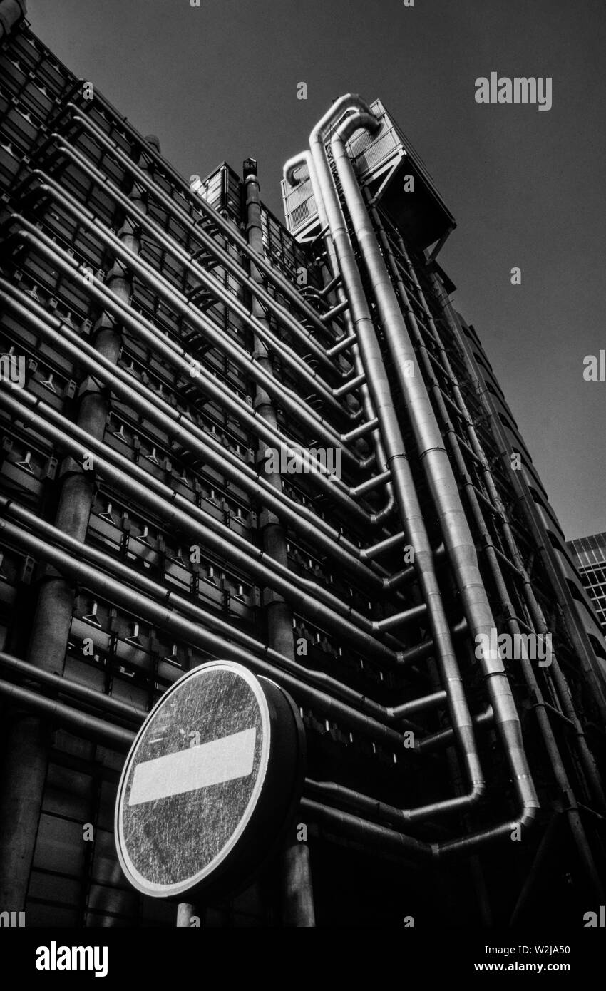 Lloyd edificio della città di Londra, England Regno Unito. Progettato da Richard Rogers. Il Lloyd Building (talvolta noto come Inside-Out edificio) è la casa dell'istituto di assicurazione Lloyd s di Londra. Esso si trova sul vecchio sito di East India House di Lime Street, a Londra nel principale quartiere finanziario della City di Londra. Il palazzo è un esempio di leader di radicale Bowellism architettura in cui i servizi per la costruzione come condotti e gli ascensori sono situati sulla parte esterna per massimizzare lo spazio all'interno. Venticinque anni dopo il completamento nel 1986, l'edificio ha ricevuto il grado I elenco Foto Stock