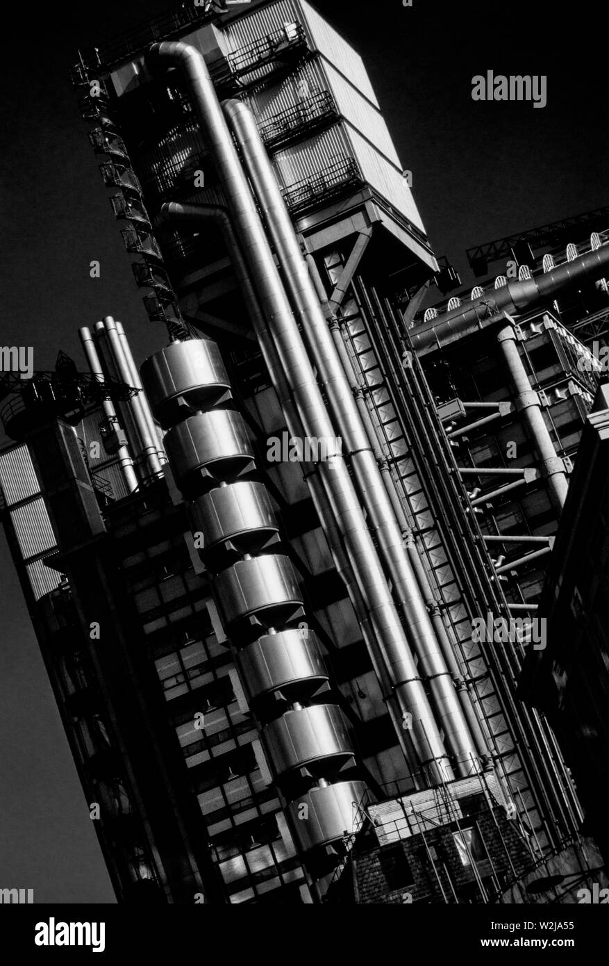 Lloyd edificio della città di Londra, England Regno Unito. Progettato da Richard Rogers. Il Lloyd Building (talvolta noto come Inside-Out edificio) è la casa dell'istituto di assicurazione Lloyd s di Londra. Esso si trova sul vecchio sito di East India House di Lime Street, a Londra nel principale quartiere finanziario della City di Londra. Il palazzo è un esempio di leader di radicale Bowellism architettura in cui i servizi per la costruzione come condotti e gli ascensori sono situati sulla parte esterna per massimizzare lo spazio all'interno. Venticinque anni dopo il completamento nel 1986, l'edificio ha ricevuto il grado I elenco Foto Stock
