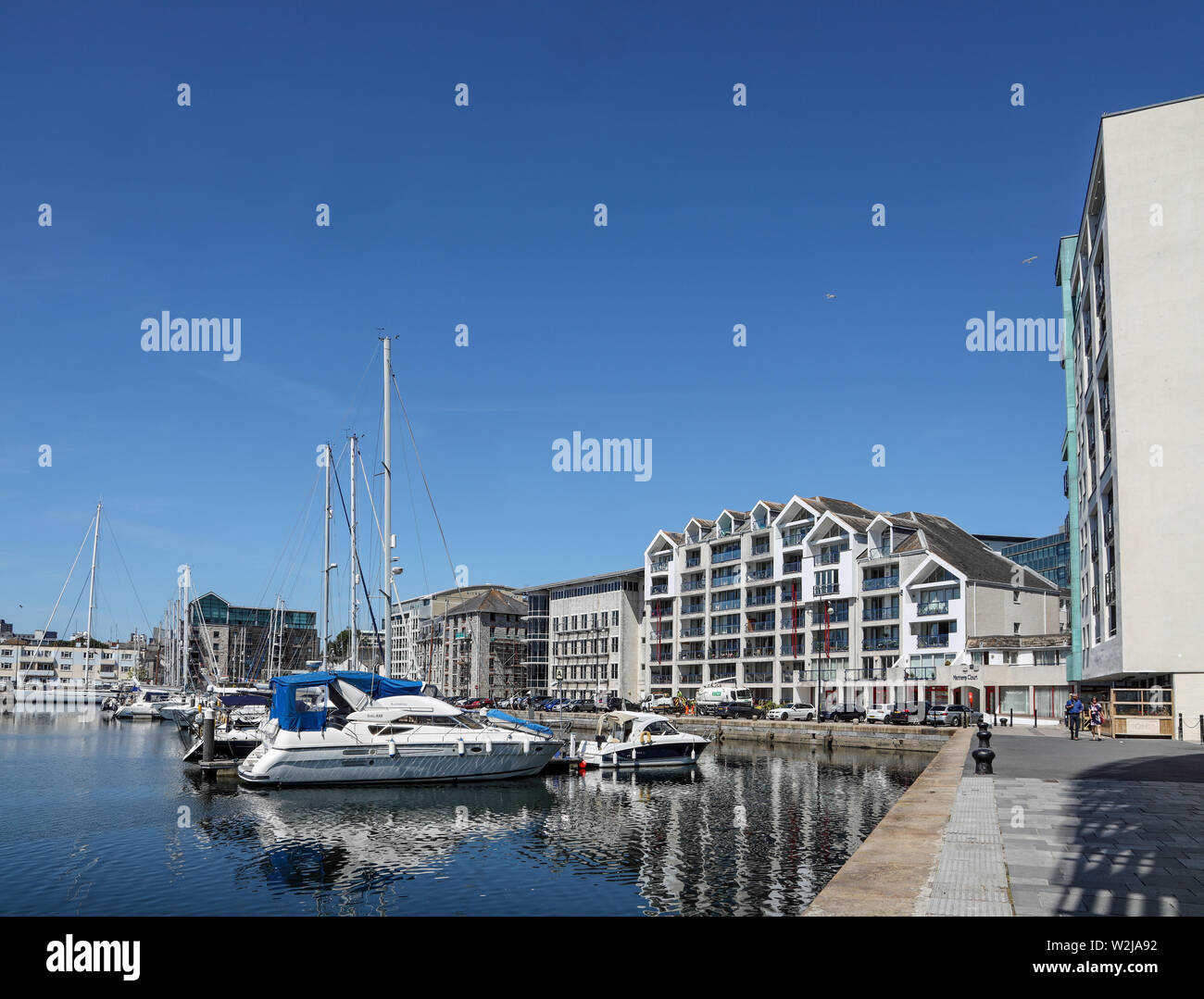 Plymouth Sutton Harbour, bacino interno, yacht a riposo in un rifugio sicuro. Foto Stock