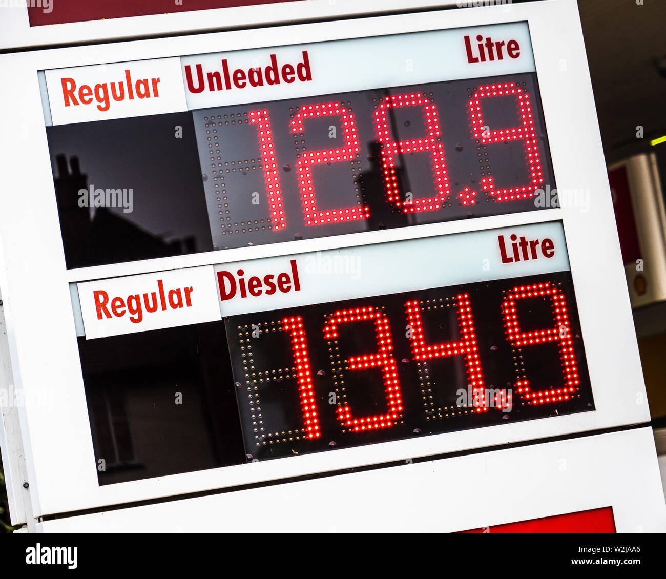 Nel Regno Unito i prezzi del carburante - Benzina e Diesel i prezzi al di fuori di una stazione di riempimento nel Regno Unito Foto Stock
