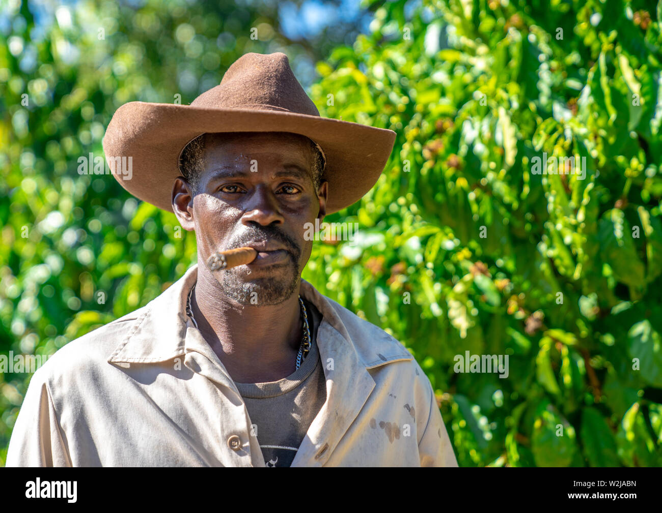 Viñales Cuba - Gennaio 3, 2019 - un cubano ranchero (cowboy) si prende una pausa dal suo tour guidato e fuma un fatti a mano sigaro cubano. Foto Stock