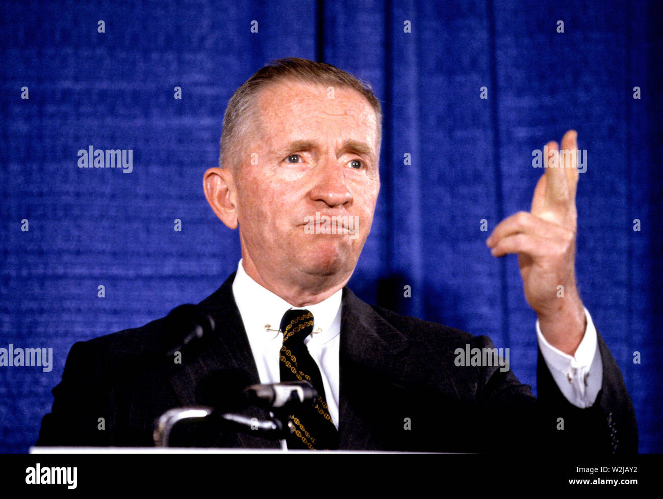 ***FILE FOTO*** Ross Perot è passato a 89. Candidato sommerso per il Presidente degli Stati Uniti Ross Perot tiene una conferenza stampa in Annapolis, Maryland il 24 giugno 1992. Credito: Arnie Sachs/CNP /MediaPunch Foto Stock