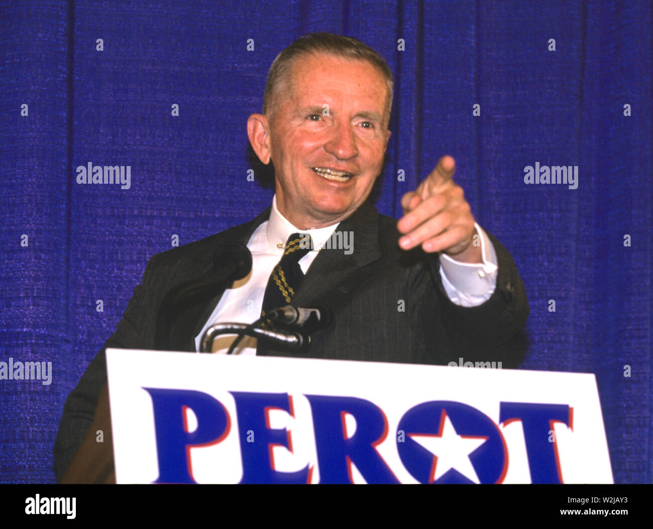 ***FILE FOTO*** Ross Perot è passato a 89. Candidato sommerso per il Presidente degli Stati Uniti Ross Perot tiene una conferenza stampa in Annapolis, Maryland il 24 giugno 1992. Credito: Arnie Sachs/CNP /MediaPunch Foto Stock