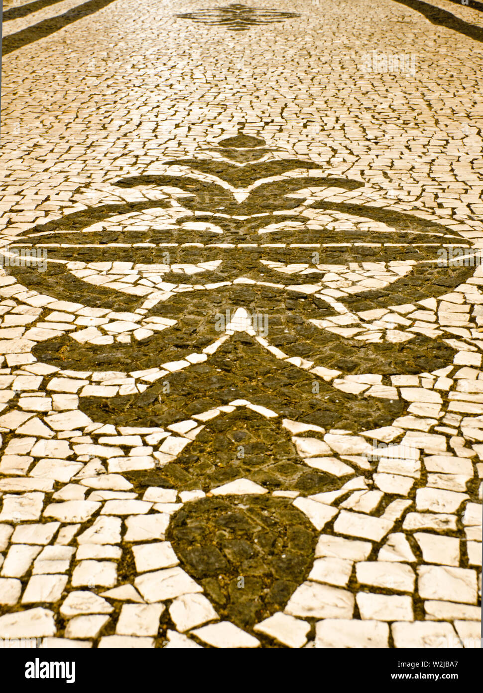 Thist è un modo di ciottoli a Funchal, Madeira. Questo sono in bianco e nero pietre in forma di un bellissimo ornamento Foto Stock