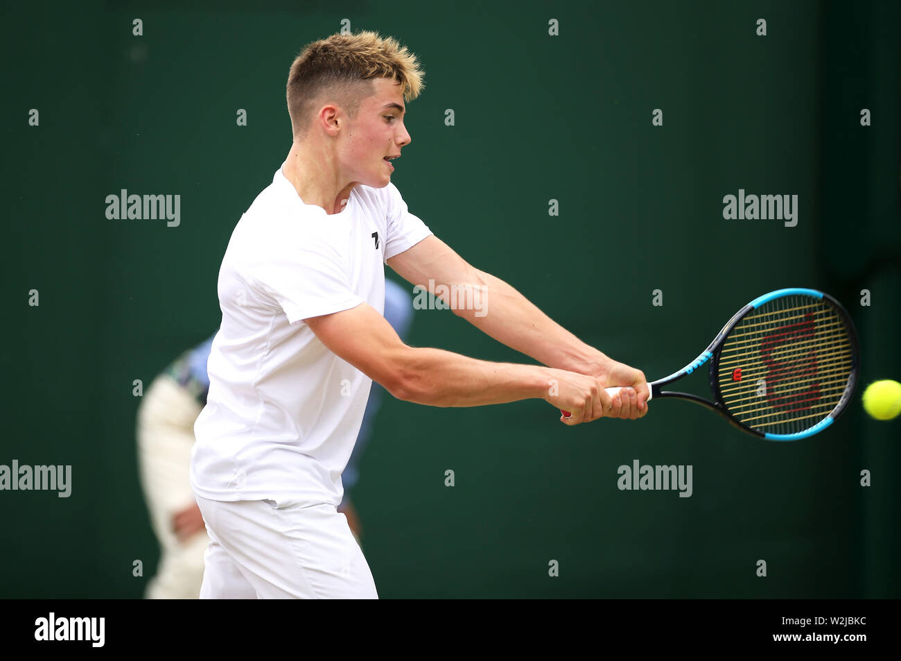 Arthur Fery in azione sul campo 4 il giorno otto del Wimbledon Championships all'All England Lawn tennis and Croquet Club, Wimbledon. PREMERE ASSOCIAZIONE foto. Data foto: Martedì 9 luglio 2019. Vedi la storia della Pennsylvania tennis Wimbledon. Il credito fotografico dovrebbe essere: Steven Paston/PA Wire. RESTRIZIONI: Solo per uso editoriale. Nessun uso commerciale senza previo consenso scritto dell'AELTC. Solo immagini fisse: Nessuna immagine in movimento per emulare la trasmissione. Nessuna sovrapposizione o rimozione di logo sponsor/annunci. Foto Stock