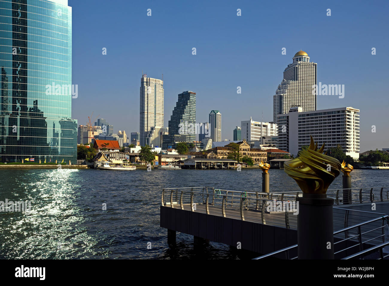 Bangkok, Tailandia - 25 gennaio 2019: vista dal molo iconsiam oltre il Mae Nam Chao Phraya su sathorn ( Dogana Vecchia, Mandarin Oriental hote Foto Stock