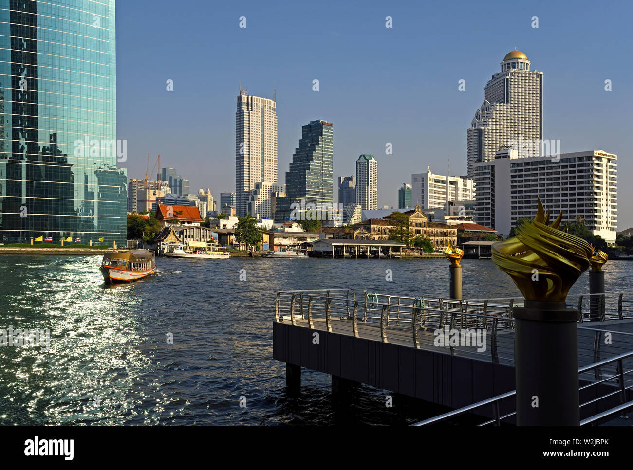 Bangkok, Tailandia - 25 gennaio 2019: vista dal molo iconsiam oltre il Mae Nam Chao Phraya su sathorn ( Dogana Vecchia, Mandarin Oriental hote Foto Stock