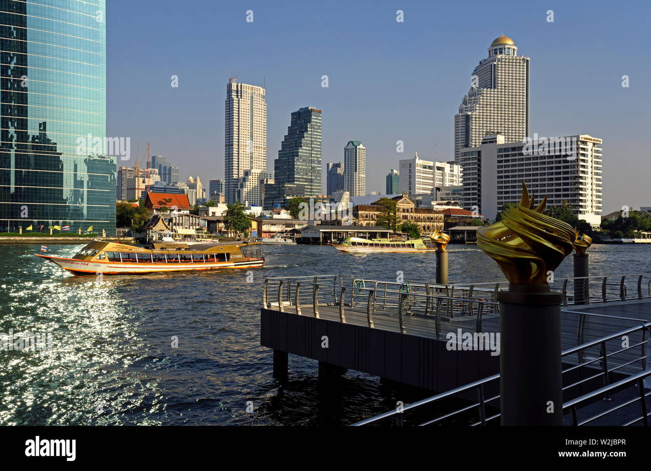 Bangkok, Tailandia - 25 gennaio 2019: vista dal molo iconsiam oltre il Mae Nam Chao Phraya su sathorn ( Dogana Vecchia, Mandarin Oriental ho Foto Stock