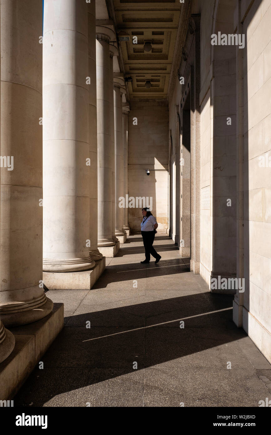 Colonne di pietra e il Museo Nazionale del Galles, UK Foto Stock