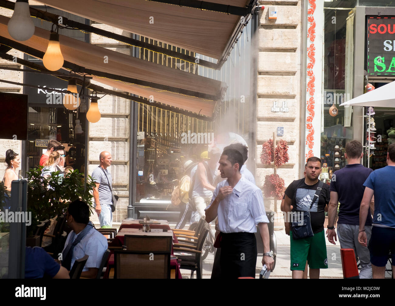 Una nebbia di raffreddamento di spruzzi di acqua al di fuori di un ristorante a Vaci Utca, Budapest Foto Stock