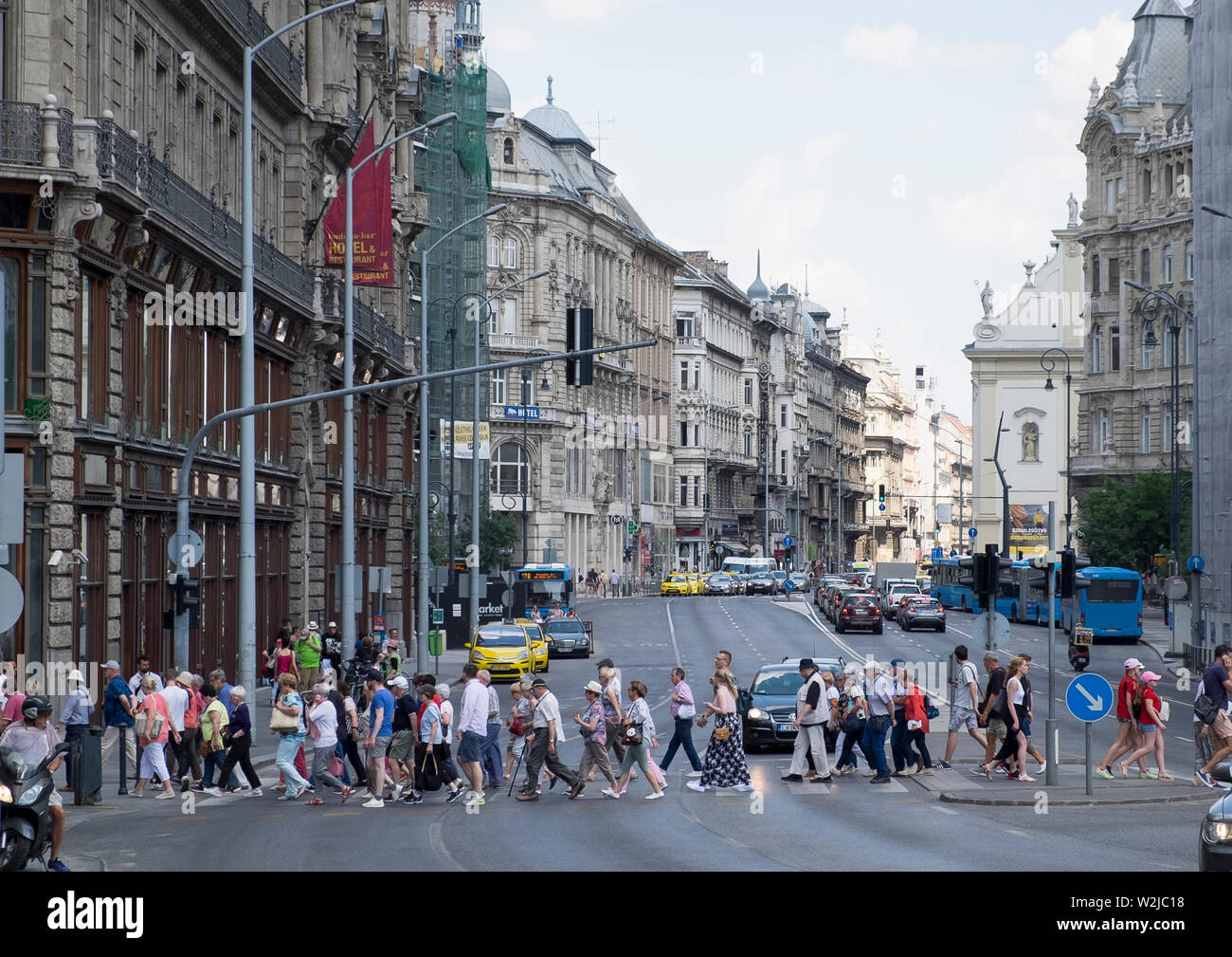 Scena di strada dal centro di Budapest - persone che attraversano via Kossuth Lajos utca Foto Stock