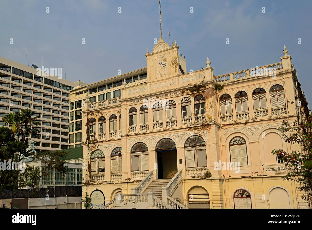 Bangkok, Thailandia - febbraio 02, 2019: la storica East Asiatic Company edificio per uffici presso le banche di Mae Nam Chao Phraya sul soi charoen krung 40 Foto Stock