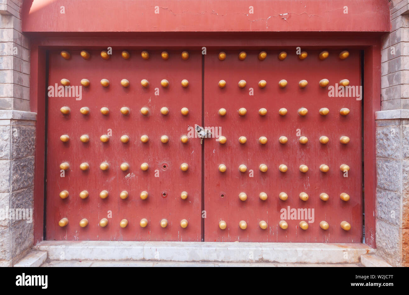 Antica porta del tempio Cinese Foto Stock