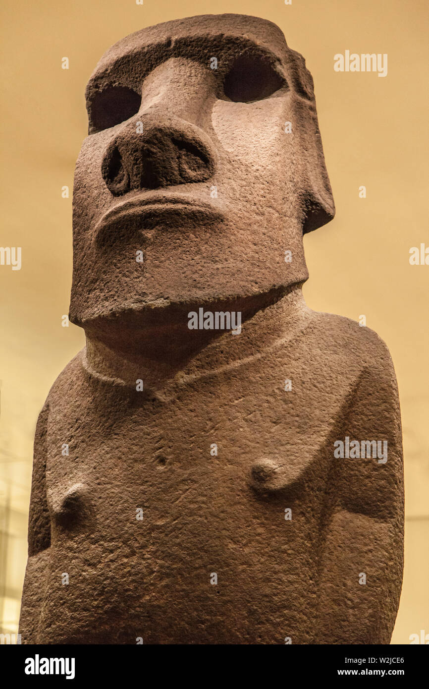 London, Regno Unito - 21 dicembre 2019: l'isola di pasqua statua, noto come Hoa Hakananai'a, visualizzata nel British Museum di Londra, Regno Unito. Foto Stock