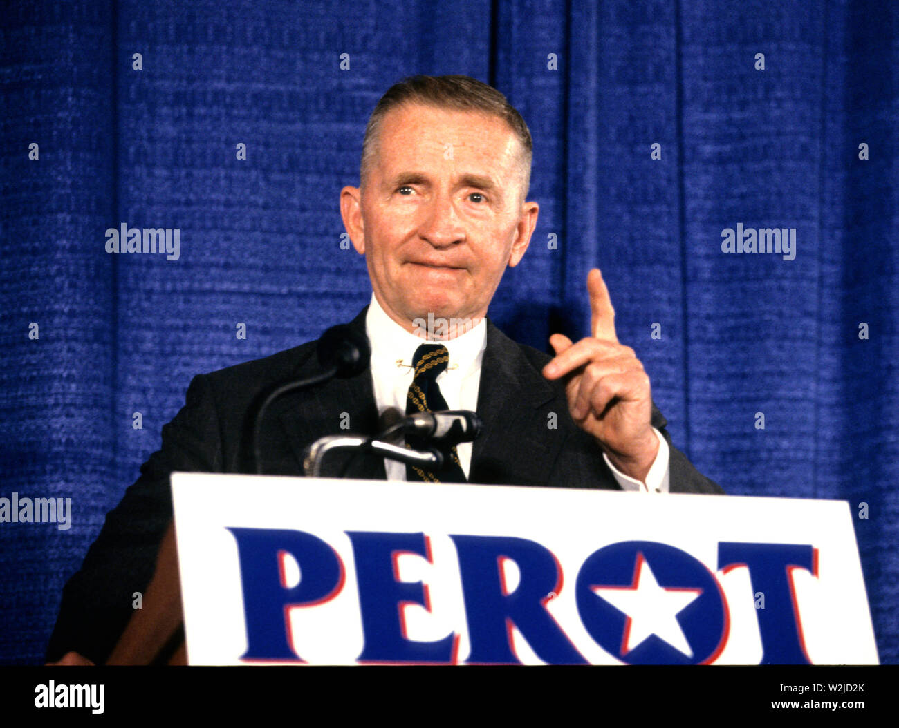 ***FILE FOTO*** Ross Perot è passato a 89. Candidato sommerso per il Presidente degli Stati Uniti Ross Perot tiene una conferenza stampa in Annapolis, Maryland il 24 giugno 1992. Credito: Arnie Sachs/CNP /MediaPunch Foto Stock