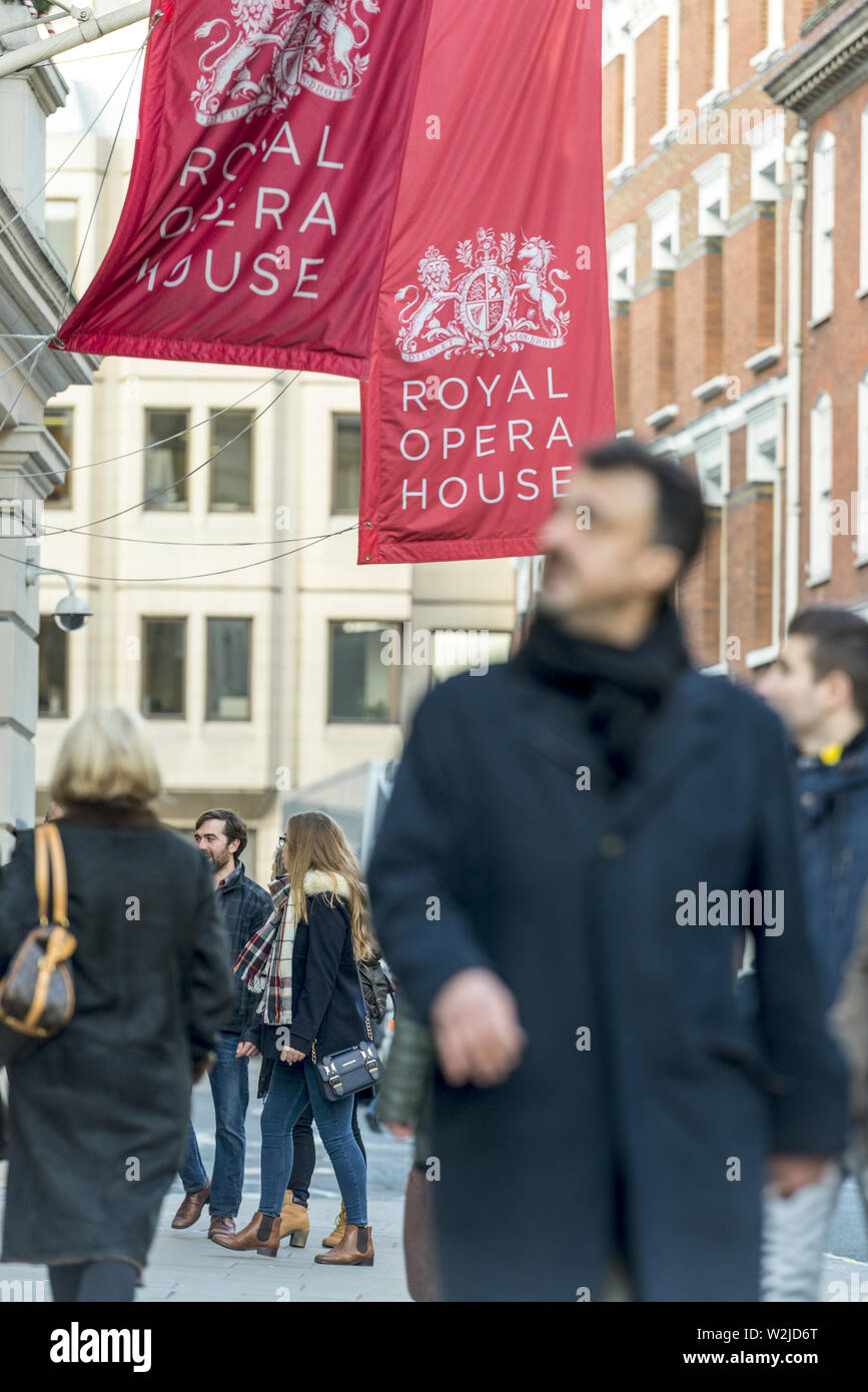 Bow Street, Londra, guardando a nord con la Royal Opera House striscioni e insegne Foto Stock