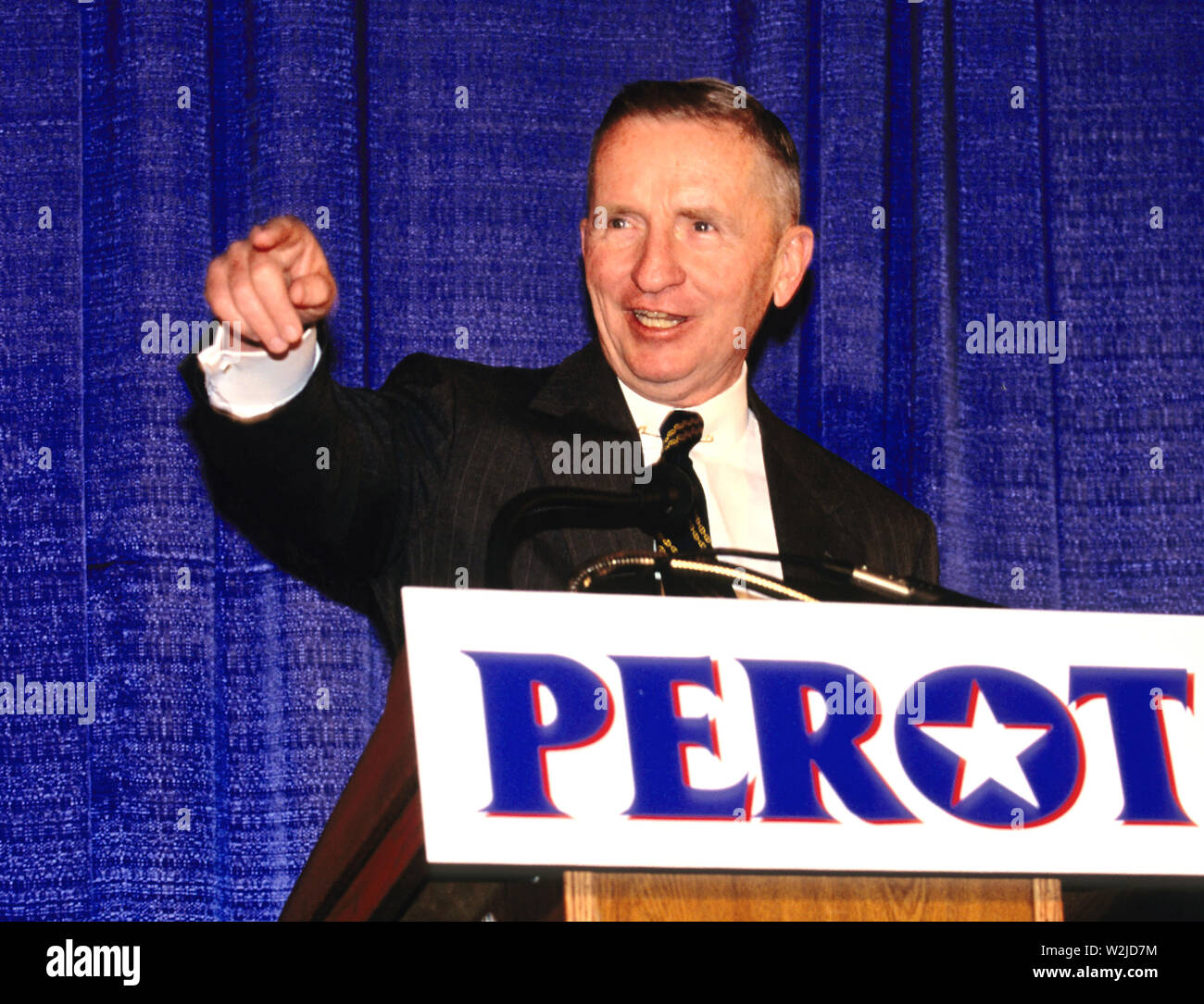***FILE FOTO*** Ross Perot è passato a 89. Candidato sommerso per il Presidente degli Stati Uniti Ross Perot tiene una conferenza stampa in Annapolis, Maryland il 24 giugno 1992. Credito: Arnie Sachs/CNP /MediaPunch Foto Stock