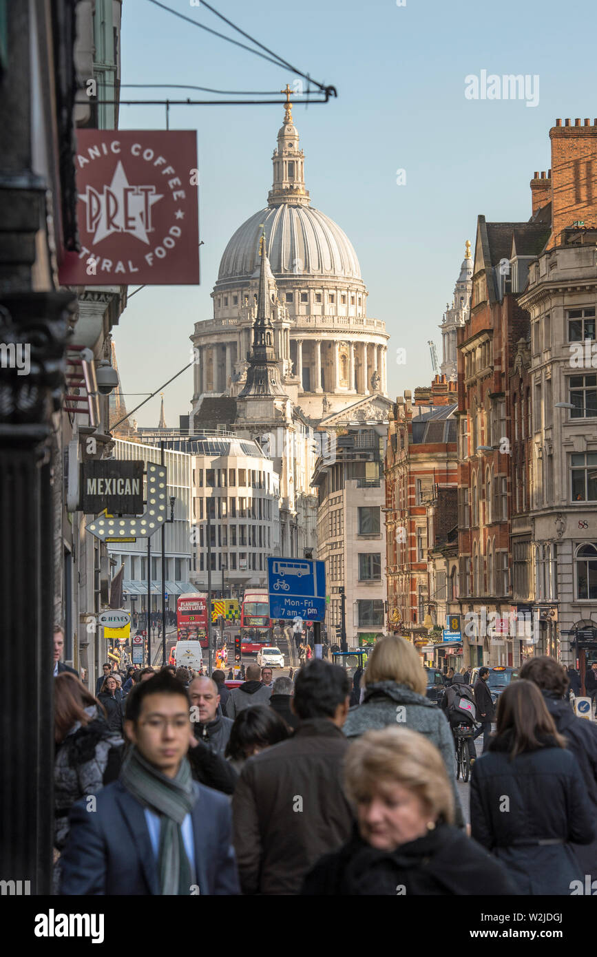 Fleet Street guardando ad est verso la Cattedrale di St Paul Foto Stock