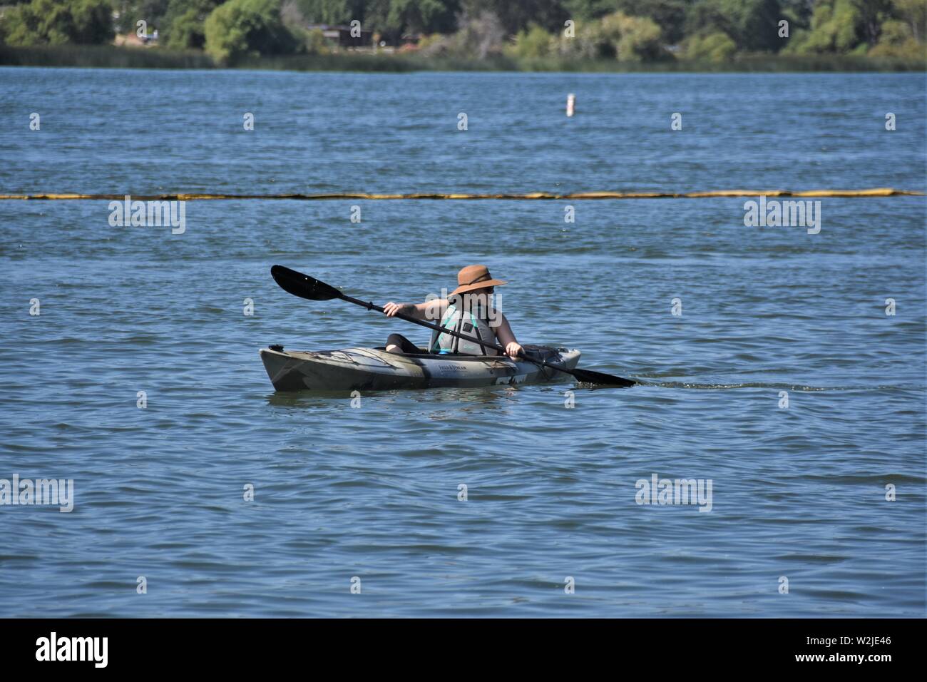 Le donne in kayak sul lago chiara California USA America sulla calda estate mattina per svago e divertimento - reale più grande di acqua fresca naturale lago in CA Foto Stock