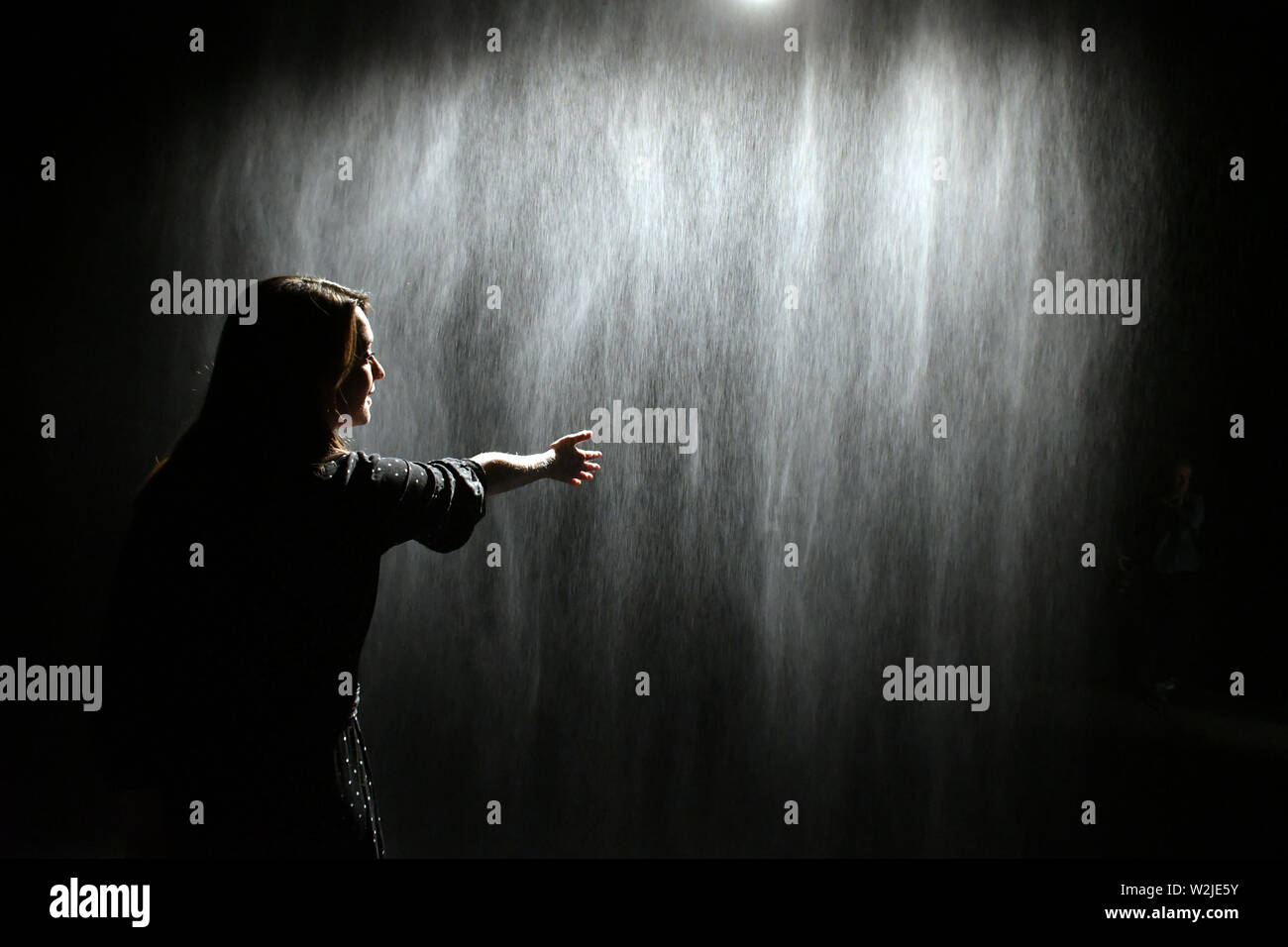 La Tate Modern di Londra, Regno Unito. Il 9 luglio 2019. Olafur Eliasson, Bellezza 1993 a Olafur Eliasson, nella vita reale di esposizione. Sedici anni dopo la sua installazione sun il progetto meteo abbagliato oltre 2 milioni di visitatori nella Tate Modern di turbina della Hall, Danish-Icelandic artista presenta il sondaggio più grande della sua carriera finora nella vita reale, una vetrina di nuove installazioni coinvolgente, un sondaggio imperdibile che coprono oltre trenta anni di Eliasson la carriera, alla Tate Modern di Londra, Regno Unito - 9 luglio 2019 Credit: Nils Jorgensen/Alamy Live News Foto Stock