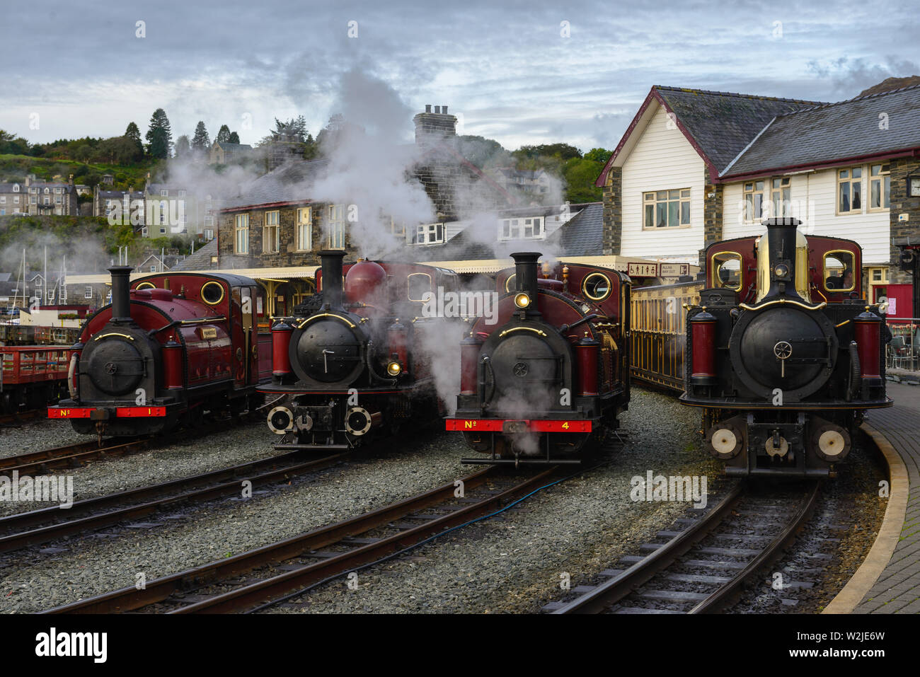 Line-up di quattro maroon locomotive a vapore a Porthmadog harbour station su Ffestiniog Railway, Galles Weekend Vittoriano 2018 Foto Stock