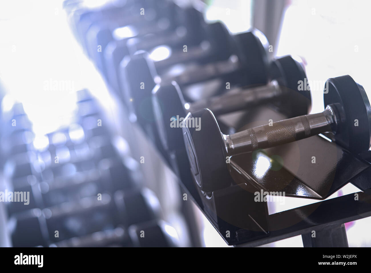 Nero set di manubri. Chiudere molti pesi di metallo sulla cremagliera in sport centro fitness , Peso attrezzature di formazione del concetto. Foto Stock