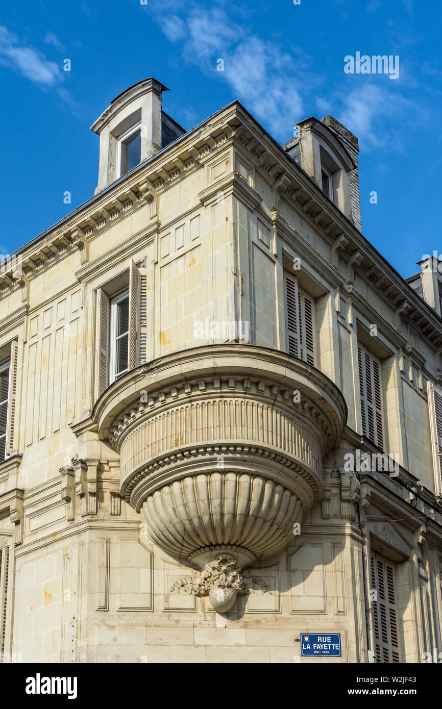 Dettagli architettonici su un angolo del XIX C edificio, Chatellerault, Vienne, in Francia. Foto Stock