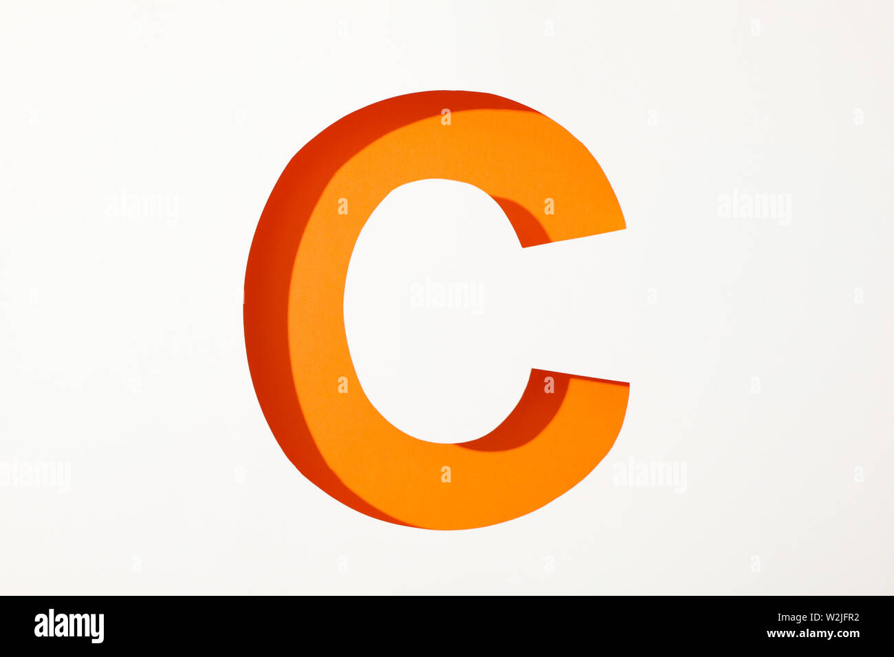 Lettera di colore C su sfondo bianco, spazio per il testo Foto Stock