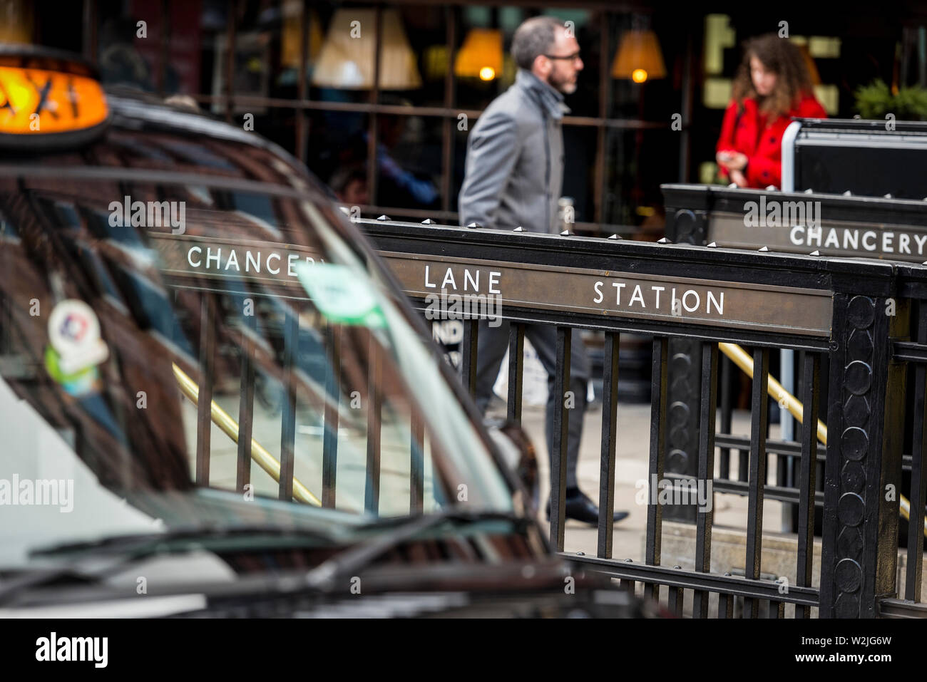 Ingresso di Chancery Lane Stazione della Metropolitana dalla trafficata strada Foto Stock
