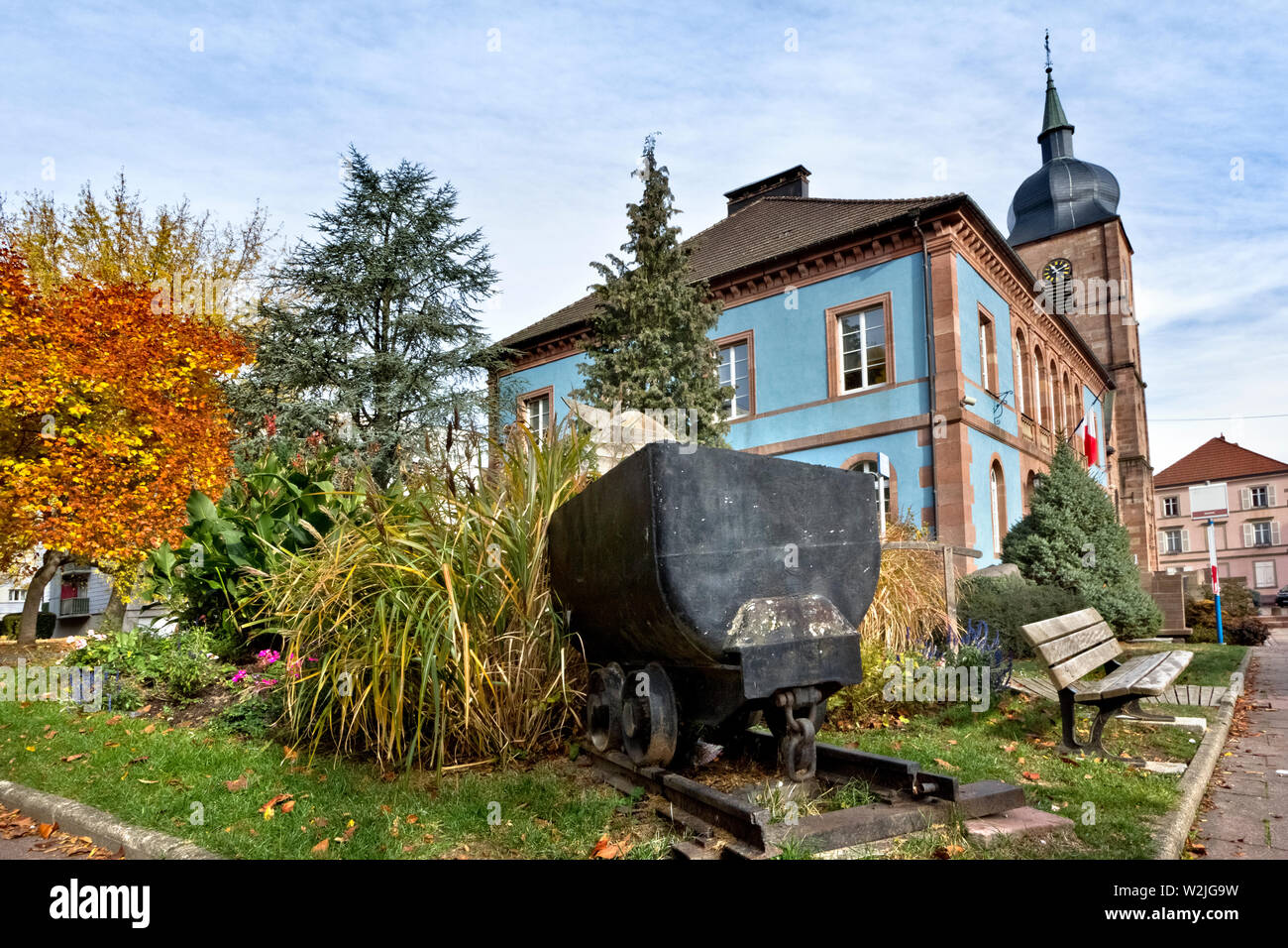 Un minecart esposta nella piazza principale di Sainte-Marie-aux-mine, dipartimento dell'Alto Reno, Grand regione Est, in Francia, in Europa. Foto Stock