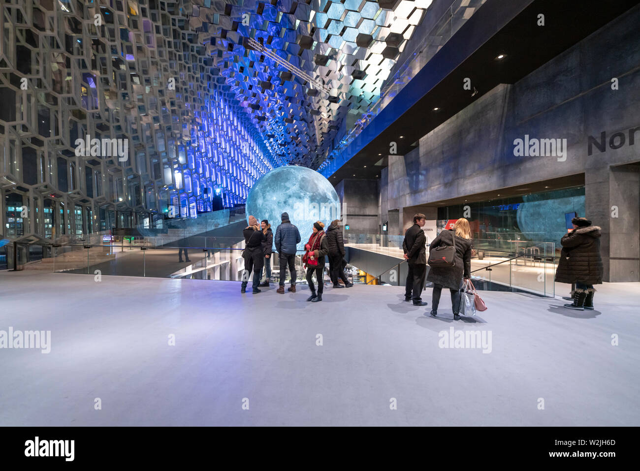 Museo della luna, Pezzo di arte, tramite installazione artista Luke Jerram durante l'Inverno Festival delle Luci, harpa, Reykjavik, Islanda. Foto Stock