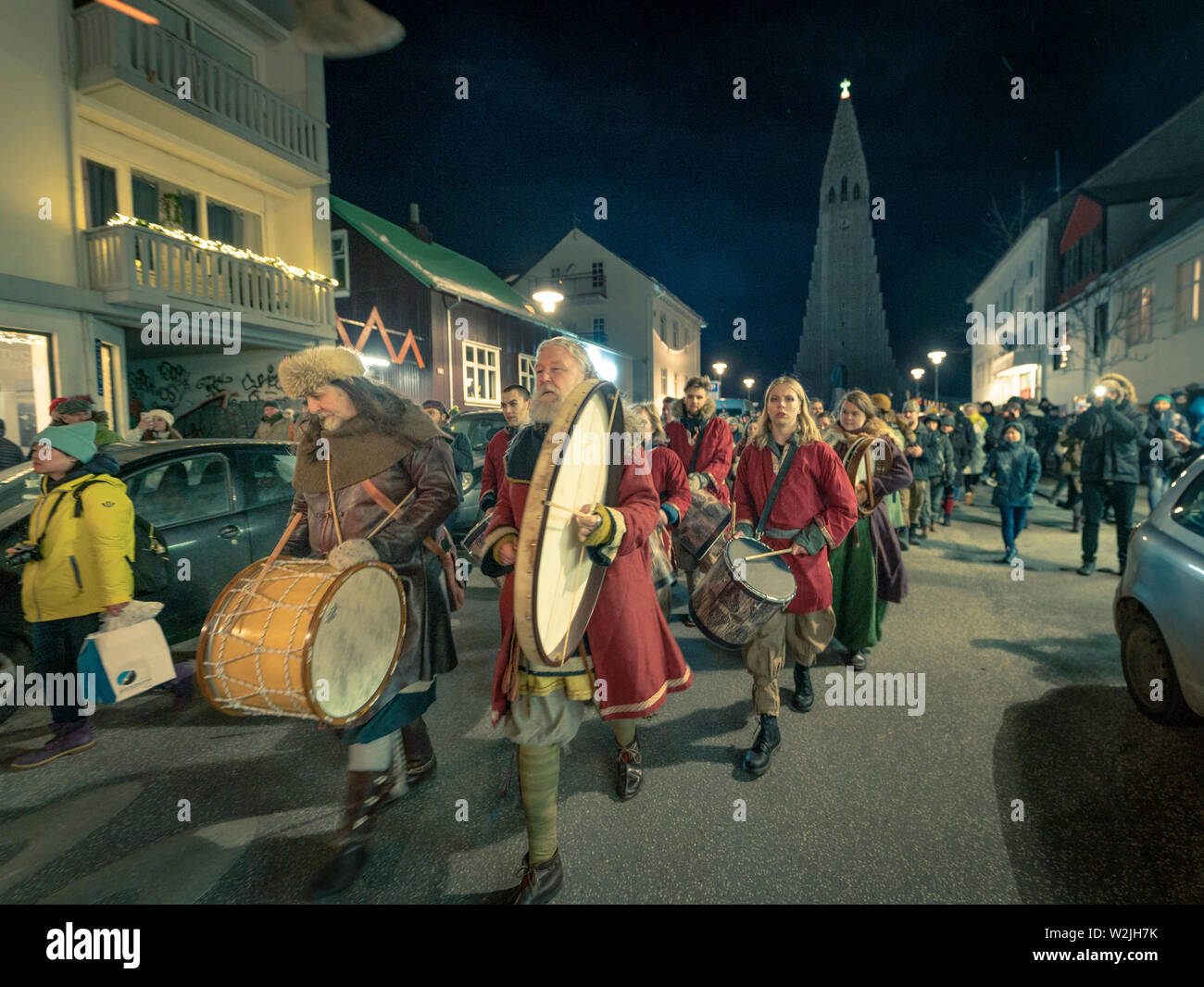 I vichinghi intrattenere i turisti al Winter Festival delle Luci, Reykjavik, Islanda Foto Stock