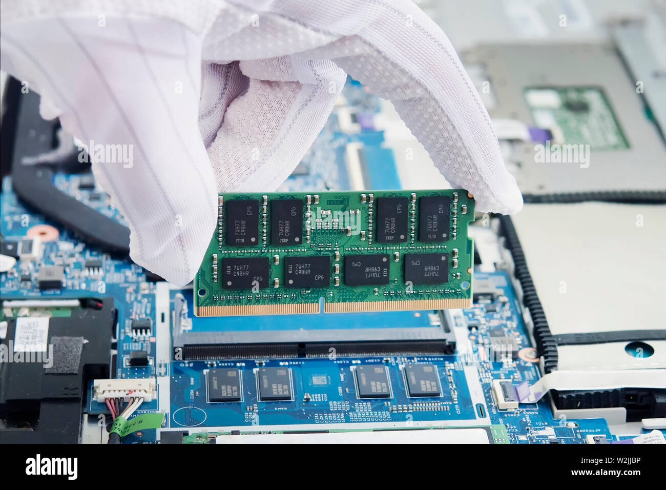 Repairman lavorando in tecniche di fissaggio supporto laptop computer tr. Smontaggio ultrabook moderno interno senza memoria DDR4 di memoria. Foto Stock