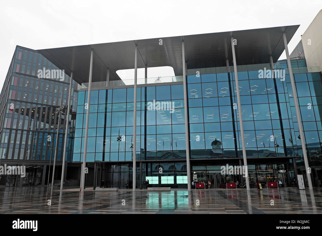 Vista esterna nuovo edificio di riqualificazione Central Square centro città in una giornata piovosa in estate Giugno 2019 Cardiff Wales UK KATHY DEWITT Foto Stock